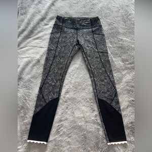 Lululemon holographic leggings with pockets in like new condition